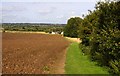 Chilswell Path alongside a field in OX1 5BQ