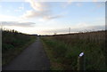 Distance post, Rainham to Purfleet Path in RM13 9YB