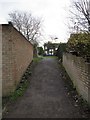 Footpath between the walls in OX12 9GL