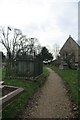 Footpath past the tomb in OX11 0TT