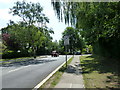 Approaching the junction of Mayfield Avenue and Knoll Rise in BR6 0DP