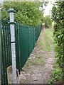 Footpath by the fence in OX10 9LU