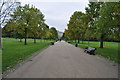 London : Kensington Gardens - Park Footpath in W8 5PG