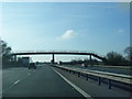 M40 south passing under footbridge in HP18 9JZ