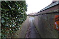 Twitten to Manor Way from footpath in TW20 9NW