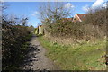 Looking north on enclosed footpath behind houses in RG2 9UW