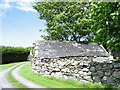 Farm road and a disused old farm building at Blaen-cae-isaf in Llanddeiniolen Community
