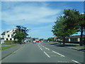 A955 eastbound nearing Sea Road junction in KY8 3QG