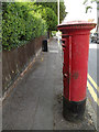 Maple Road George V Postbox in AL5 2QX