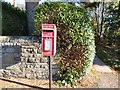EIIR Postbox (SK14 1D) in SK14 4UE