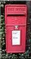 Close up, Elizabeth II postbox on Leicester Road, Sharnford in LE10 3QE