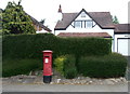 Elizabeth II postbox on Peterbrook Road, Major's Green in B90 1PG
