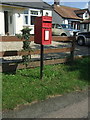 Elizabeth II postbox on Radwinter Road, Sewards End in CB10 2LT