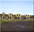 Arwyddion ffordd yn troi / Bend in road signs in CH7 5FH