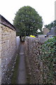 Narrow footpath going south in OX17 3QQ