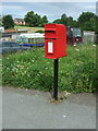 Elizabeth II postbox on Woodside in DL14 0EN
