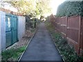 Holland-on-Sea: Footpath between Frinton Road and Slade Road in CO15 4BG