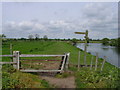 Footpath junction by River Trent south of Fiskerton in NG25 0XG