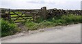 Field gateway on SW side of Straight Lane at Nudge Hill in LS29 0LL