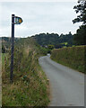 Arwydd llwybr cyhoeddus / Public footpath sign in LL16 4NL