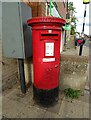 Elizabeth II postbox on High Street in NN9 5QP