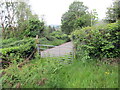 Llwybr yn cyrraedd heol / Path approaches a road in LD3 8TR