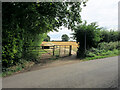 Entrance to public footpath, Roundwood Lane, Harpenden in AL5 3LS